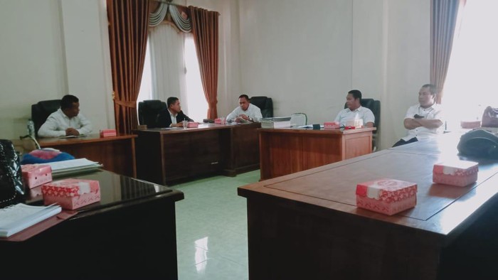 Suasana RDPU DPRD dengan SMAN 1 Dompu terkait Restu Fadyla (16) siswa yang tak lulus meski tinggal di dalam areal zonasi.