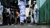 Pantauan di lokasi, terlihat sejumlah orang yang mengenakan pakaian putih-putih di Jalan Petamburan III.
