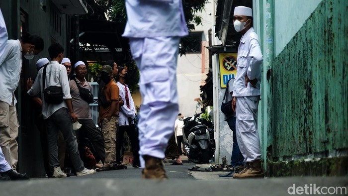 Suasana Terkini Petamburan III Usai Habib Rizieq Bebas Habib Rizieq Shihab bebas bersyarat pagi ini dan langsung ke kediamannya di Jalan Petamburan III, Jakarta. Begini suasana di sekitar kediaman Habib Rizieq.