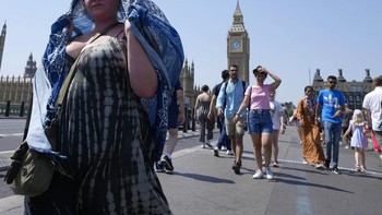 Inggris sedang dilanda suhu panas yang parah, bahkan memecahkan rekor. Untuk pertama kalinya, temperatur udara di negara kerajaan itu tembus 40 derajat celcius. Warga pun tersiksa karena tak biasa mengalaminya. Foto: Associated Press