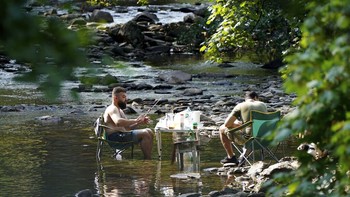 Warga banyak berusaha meredakan efek suhu panas dengan berendam di pantai. Panas yang hebat ini dikaitkan dengan adanya perubahan iklim. Foto: Associated Press