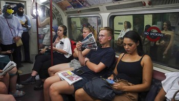 Menteri Dalam Negeri Inggris Priti Patel telah memperingatkan agar warga berhati-hati dengan kebakaran dan mengikuti petunjuk dari pemerintah. Foto: Associated Press