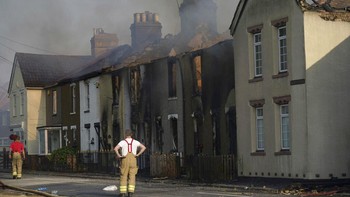 Di Wennington, api yang awalnya berasal dari rumput melalap cukup banyak rumah warga hingga rusak cukup parah. Saya kira sekitar 15 sampai 20 rumah menjadi tidak bisa ditinggali lagi, kata seorang warga setempat. Foto: Associated Press