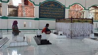 Begitu memasuki kompleks tersebut, di halaman sebelum bangunan utama terdapat 17 makam. Di dalam bangunan utama ada satu makam berpagar khusus yang merupakan makam Sunan Pojok (Foto: Sudrajat/detikcom)