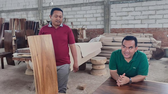 Suparlan (kaos merah), pengusaha kerajinan kayu jati, bersama Bupati Blora H. Arief Rohman