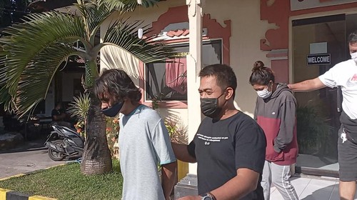 Tampang dua terduga penelantar bocah yang ditemukan dengan luka memar dan kaki patah di Desa Sidakarya, Kecamatan Denpasar Selatan, Kota Denpasar.