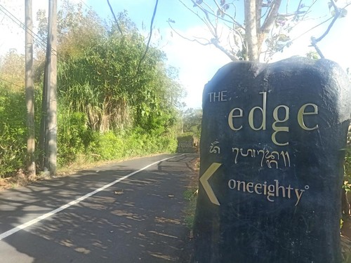 Tampilan pintu masuk menuju Hotel The Edge yang berlokasi di Jalan Pura Goa Lempeh, Pecatu, Bali pada Rabu (20/7/2022)