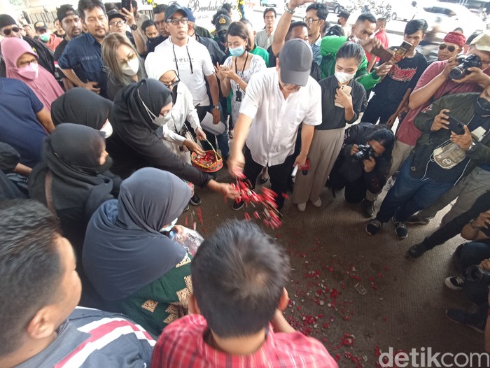 Tangis anak korban kecelakaan maut di traffic light CBD Cibubur tak tertahan saat melakukan prosesi tabur bunga dan doa bersama. (Wildan N/detikcom)