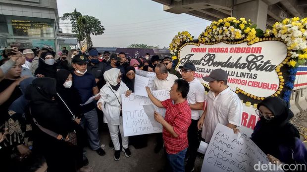 Tangis anak korban kecelakaan maut di traffic light CBD Cibubur tak tertahan saat melakukan prosesi tabur bunga dan doa bersama. (Wildan N/detikcom)