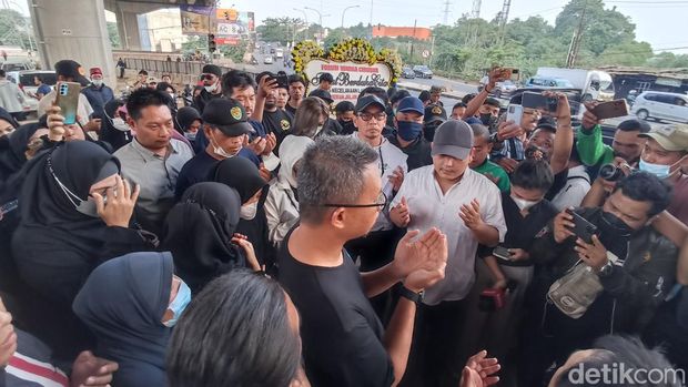 Tangis anak korban kecelakaan maut di traffic light CBD Cibubur tak tertahan saat melakukan prosesi tabur bunga dan doa bersama. (Wildan N/detikcom)