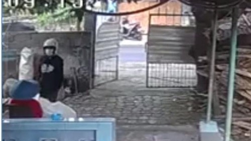 Tangkapan layar aksi jambret kalung di Lingkungan Seganteng Subagan Kelurahan Cakranegara Selatan Kota Mataram.