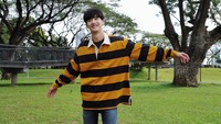 Tay Tawan juga tampil dalam serial Dark Blue Kiss (2019) memerankan karakter yang sama. Serial ini punya lagu opening paling ikonik! (Foto: dok. Instagram @tawan_v) 