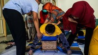 Di sini anak-anak dengan Selebral Palsi diberikan terapi sensorik-motorik, dan pelatihan fisik serta bicara lima hari dalam seminggu.  