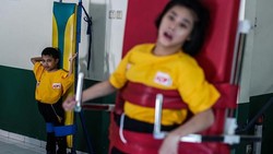 Wisma Tuna Ganda Palsigunung di Jakarta dapat menampung sekitar 30 pasien Selebral Palsi. Disini pasien diberikan terapi sensorik-motorik dan pelatihan fisik.