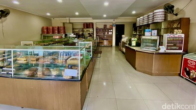 Nostalgia Makan Roti Isi Cokelat dan Daging di Bakery Klasik Ini