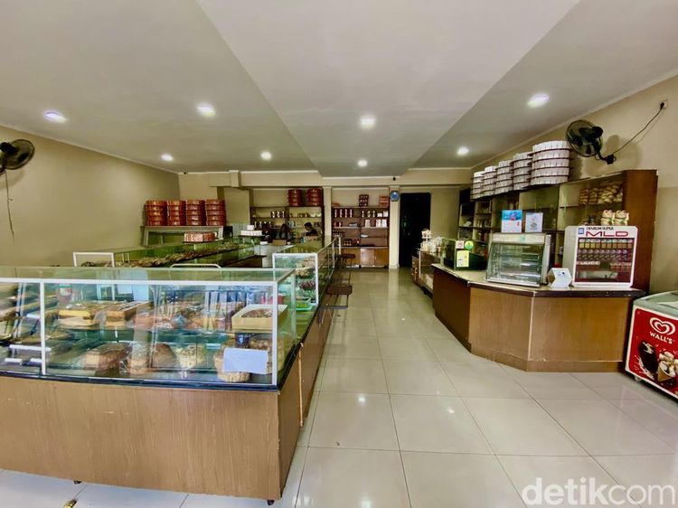 Nostalgia Makan Roti Isi Cokelat dan Daging di Bakery Klasik Ini