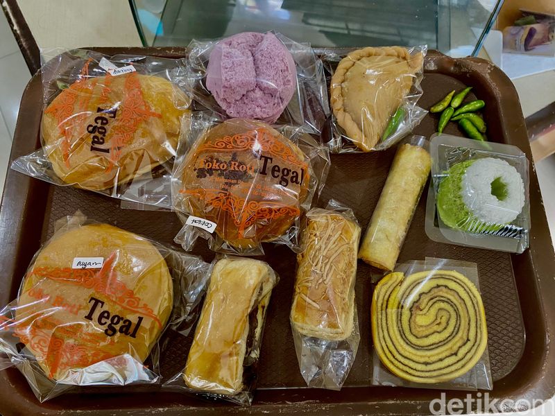 Toko Roti Tegal: toko roti legendaris sejak 1968 yang tawarkan aneka roti jadul.