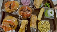 Selain roti, Toko Roti Tegal juga banyak menawarkan jajanan pasar lezat. Ada pastel, sosis solo, hingga bolu kukus mekar. Foto: detikFood/Yenny Mustika Sari