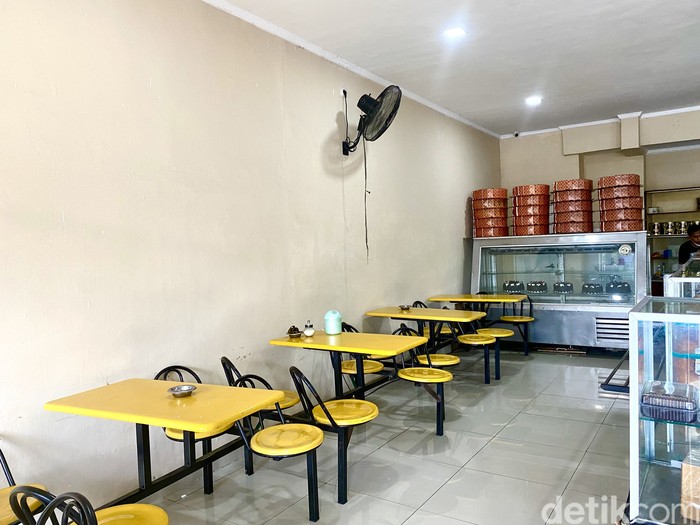 Toko Roti Tegal: toko roti legendaris sejak 1968 yang tawarkan aneka roti jadul.