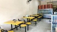 Selain membeli roti untuk di bawa pulang, Toko Roti Tegal juga menyediakan area tempat duduk klasik untuk menikmati makanan di sana. Foto: detikFood/Yenny Mustika Sari