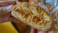 Ada juga menu croissant yang sebenarnya terbuat dari bladerdeeg atau puff pastry. Isiannya ada yang cokelat, keju, dan lainnya. Foto: detikFood/Yenny Mustika Sari