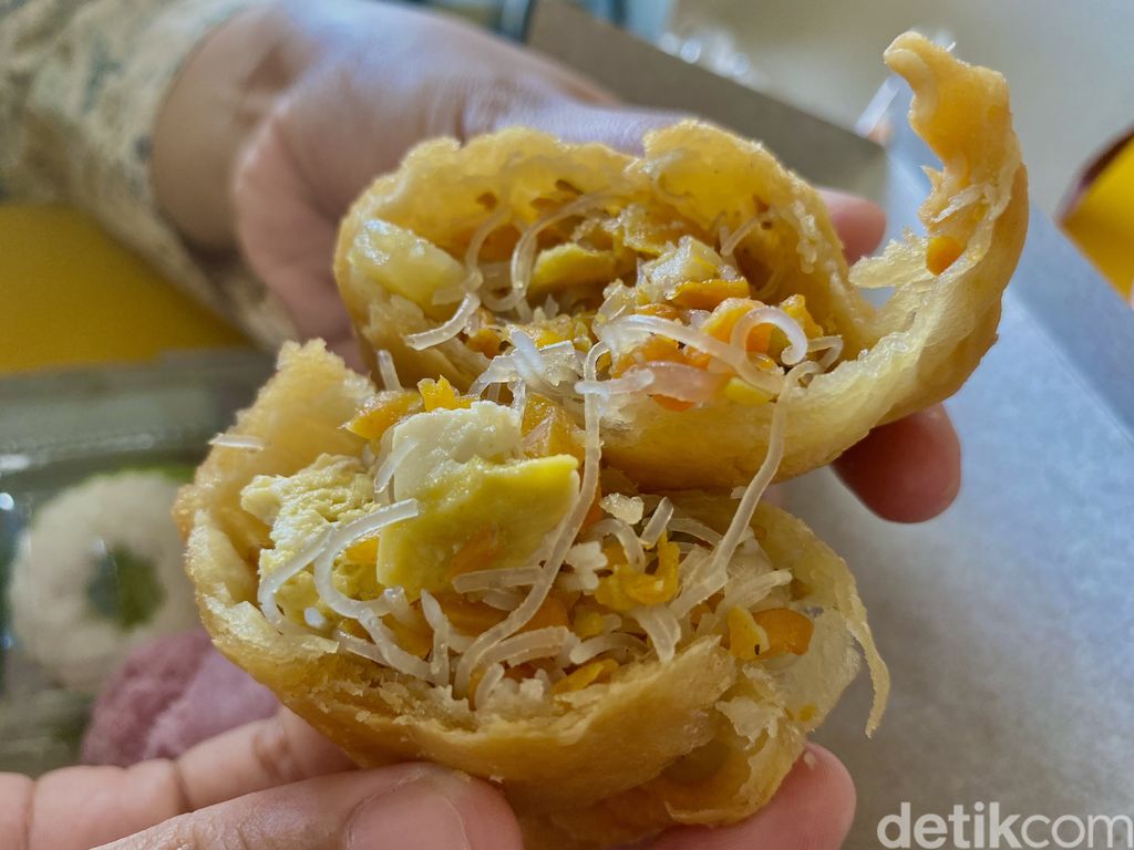 Toko Roti Tegal: toko roti legendaris sejak 1968 yang tawarkan aneka roti jadul.