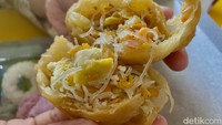 Pastel dari Toko Roti Tegal juga menggoda untuk dicoba. Isiannya sangat padat, terdiri dari bihun, wortel, dan telur orak-arik. Foto: detikFood/Yenny Mustika Sari