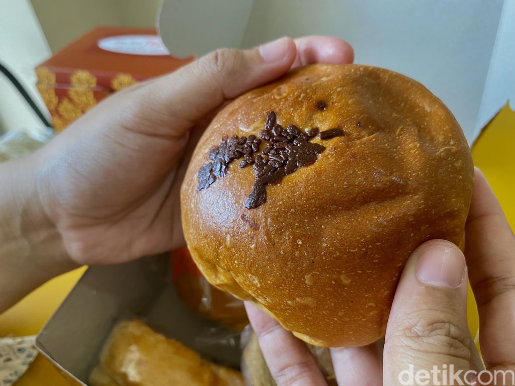 Toko Roti Tegal: toko roti legendaris sejak 1968 yang tawarkan aneka roti jadul.
