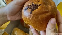 Jenis roti jadul yang juga jadi favorit adalah roti isi atau roti manis. Misalnya ditawarkan Toko Roti Tegal yang sudah berdiri sejak 1970an. Di sini ada pilihan rasa cokelat hingga nanas. Foto: detikFood/Yenny Mustika Sari