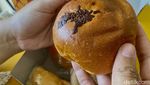 Nostalgia Makan Roti Isi Cokelat dan Daging di Bakery Klasik Ini
