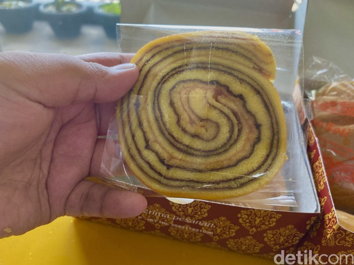 Toko Roti Tegal Toko Roti Tegal: toko roti legendaris sejak 1968 yang tawarkan aneka roti jadul.