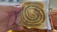 Bolu lapis gulung ini juga bisa kamu jadikan alternatif untuk dipesan. Rasa manisnya pas dan teksturnya lembut. Foto: detikFood/Yenny Mustika Sari