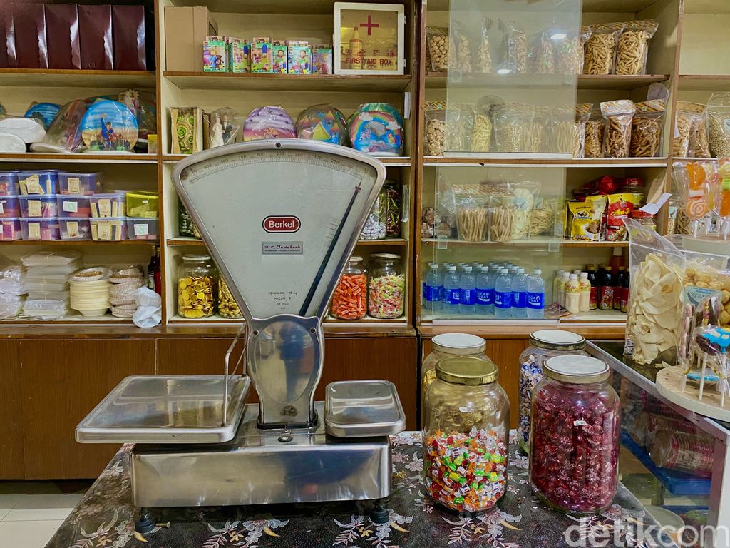 Toko Roti Tegal: toko roti legendaris sejak 1968 yang tawarkan aneka roti jadul.