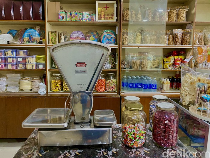 Toko Roti Tegal Toko Roti Tegal: toko roti legendaris sejak 1968 yang tawarkan aneka roti jadul.