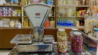 Salah satu bakery legendaris hadir di kawasan Matraman, Jakarta Timur bernama Toko Roti Tegal. Pemiliknya masih menjaga kesan jadul tahun 1970-an, sehingga esensi klasiknya tak hilang. Foto: detikFood/Yenny Mustika Sari