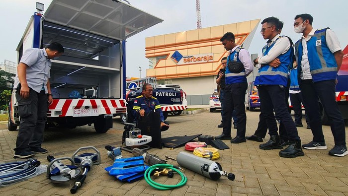 Pekerja melakukan pengecekan akhir gerbang tol (GT) BSD Timur 1 ruas Tol Serpong Balaraja (Serbaraja) Seksi 1 A di Serpong, Tangerang, Banten, Selasa (19/7/2022). Tol Serpong Balaraja Seksi 1 A  sepanjang 5,15 KM yang terhubung dengan Tol Ulujami - Serpong rencananya akan dioperasikan pada awal Agustus 2022. ANTARA FOTO/Muhammad Iqbal/hp.