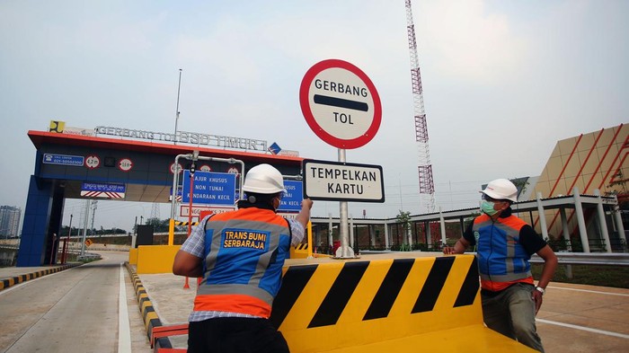 Pekerja melakukan pengecekan akhir gerbang tol (GT) BSD Timur 1 ruas Tol Serpong Balaraja (Serbaraja) Seksi 1 A di Serpong, Tangerang, Banten, Selasa (19/7/2022). Tol Serpong Balaraja Seksi 1 A  sepanjang 5,15 KM yang terhubung dengan Tol Ulujami - Serpong rencananya akan dioperasikan pada awal Agustus 2022. ANTARA FOTO/Muhammad Iqbal/hp.
