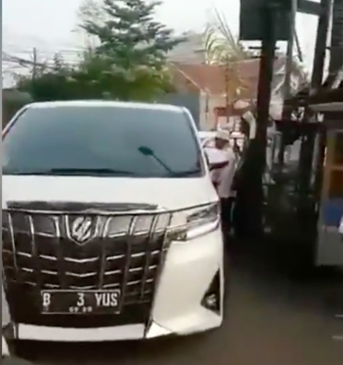 Toyota Alphard putih yang menjemput Habib Rizieq keluar dari penjara