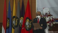 Dalam sambutannya, Rektor UP, Prof. Edie Toet menyampaikan ucapan selamatnya kepada seluruh pejabat yang dilantik pada hari ini dan secara khusus Rektor menyampaikan semua jabatan telah melalui suatu proses Fit and Proper Test sebagaimana layaknya pejabat lain.  