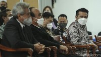 Dekan Fakultas Farmasi yang baru saja dilantik Prof. Dr. apt. Syamsudin, M.Biomed. mendapatkan penghargaan rekor MURI atas riset penelitian Polyherbal pertama yang berperan sebagai terapi adjuvant untuk meningkatkan efektivitas pengobatan standar Covid-19. Riset yang bermanfaat bagi masyarakat dan hingga kini banyak digunakan baik Rumah Sakit Pemerintah maupun Swasta di Indonesia. 