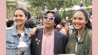 Model kembar jebolan Asias Next Top Model, Valerie dan Veronika pun rupanya jadi merasa penasaran dan ikut melakukan catwalk di Citayam Fashion Week. Video keduanya berjalan catwalk kemudian diunggah ke akun Instagram dan menjadi viral. (Foto: Instagram/@valerie.twns)