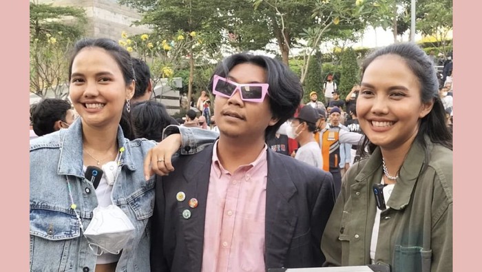 Valerie dan Veronika Valerie dan Veronika catwalk di Citayam Fashion Week