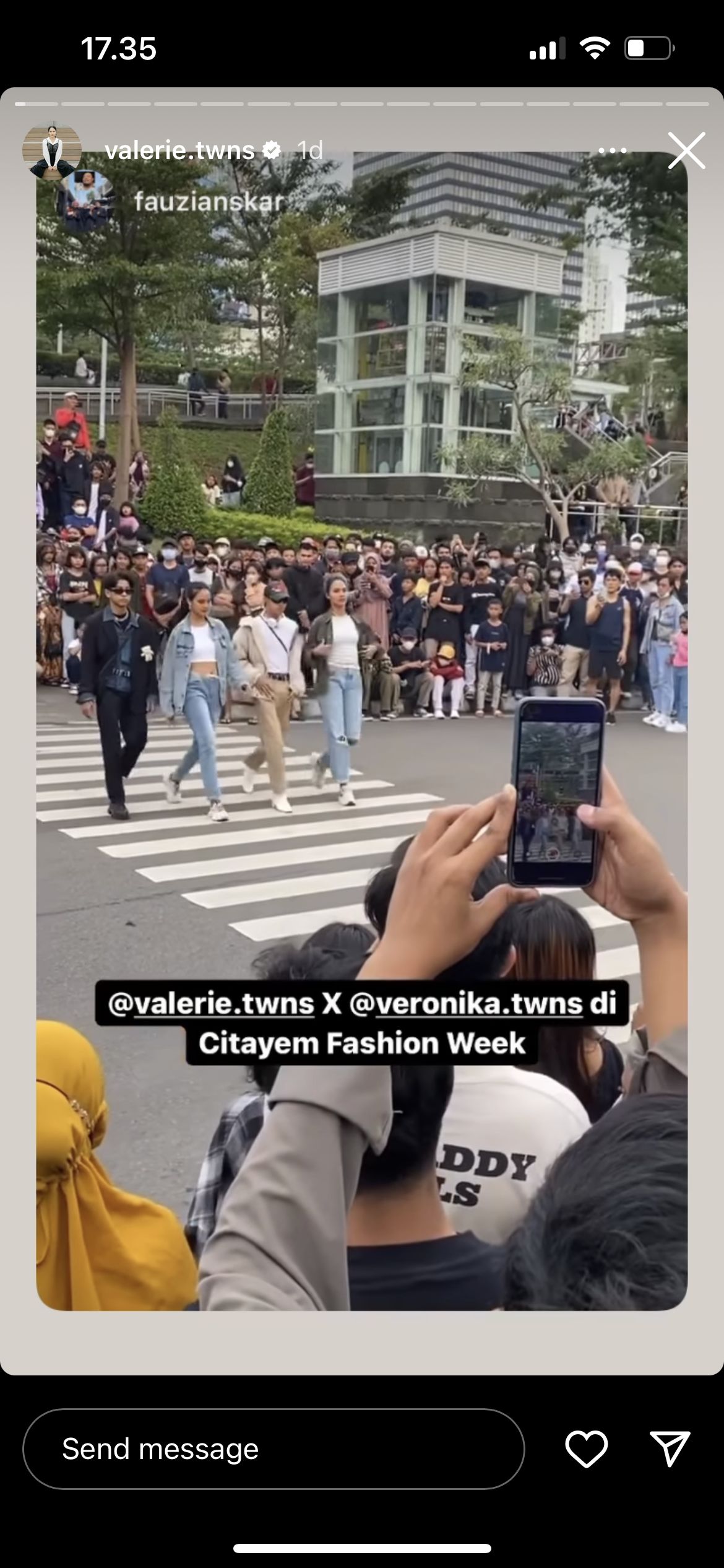 Valerie dan Veronika catwalk di Citayam Fashion Week