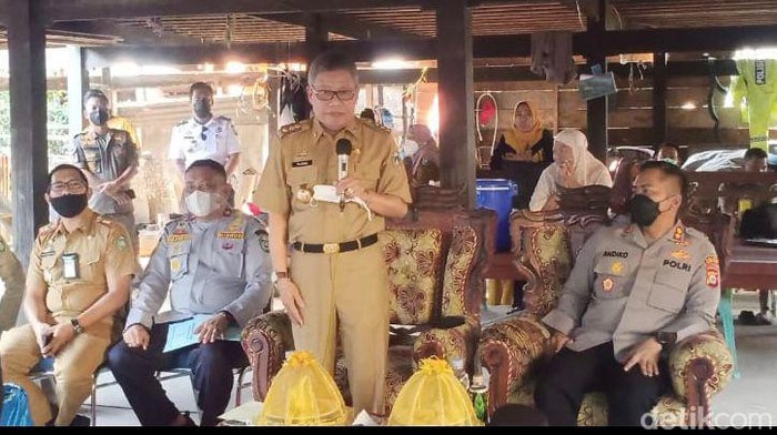 Wali Kota Parepare, Taufan Pawe saat berdialog dengan warga di sekitar Stadion Gelora BJ Habibie.