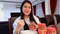Sudah menyiapkan sepiring nasi hangat, Ayang siap melahapnya dengan cakalang bumbu pedas. Duh pasti nikmat banget nih!  