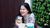 Sepertinya Ayang juga suka minum kopi susu nih! Ia memamerkan senyum sumringah saat menyesap nikmatnya es kopi susu.