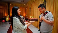 Momen romantis nih! Ayang memberi kejutan kue ulang tahun untuk suaminya. Mereka juga lanjut agenda makan malam berdua.
