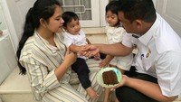 Perayaan ulang tahun dua anak Ayang dan Bobby Nasution juga diisi agenda makan kue bersama. Ada kue cokelat yang hendak mereka lahap!