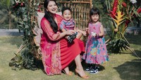 Kahiyang Ayu atau akrab disapa Ayang umumkan hamil anak ketiga pada awal Juli lalu. Kebahagiaan bertambah setelah diberi karunia satu anak perempuan dan laki-laki.