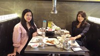 Kalau ini momen Ayang makan bareng temannya. Mereka terlihat menikmati hidangan daging panggang khas Korea. 